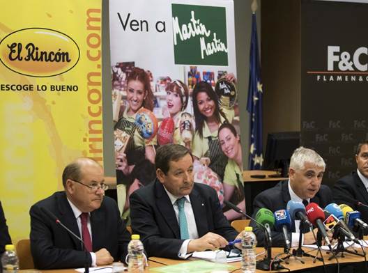 El director general de Frutos Secos el Rincón y de Flamen&Co,Antonio Flamenco, y el director ejecutivo de Martín Martín, José Antonio Domingo, (ambos en el centro) explican la operación de integración.